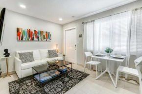 Cozy Casita Luna near beach 72in TV 625 mbps wifi